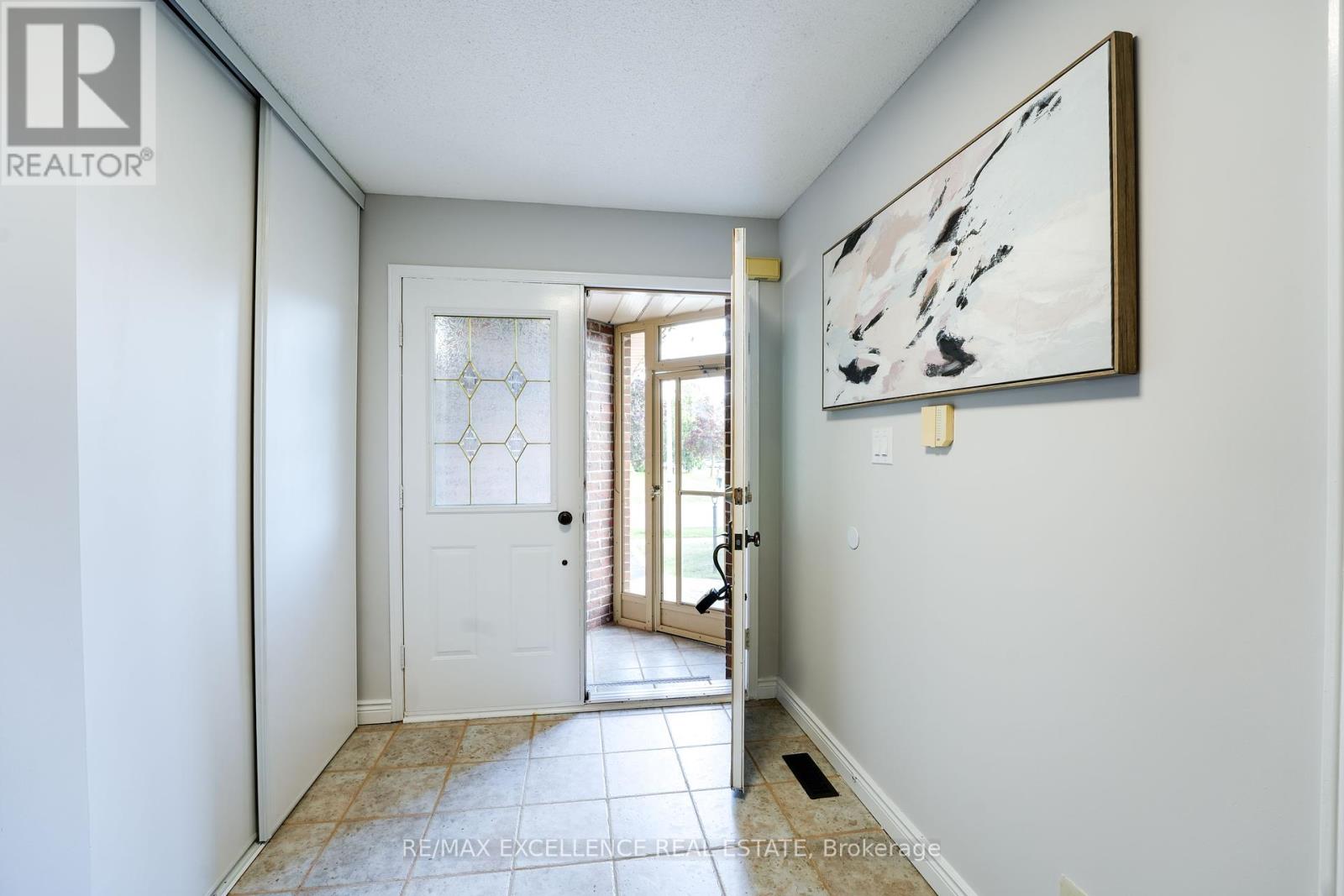 99 Castlehill Road, Brampton, Ontario  L6X 4C3 - Photo 7 - W12417623