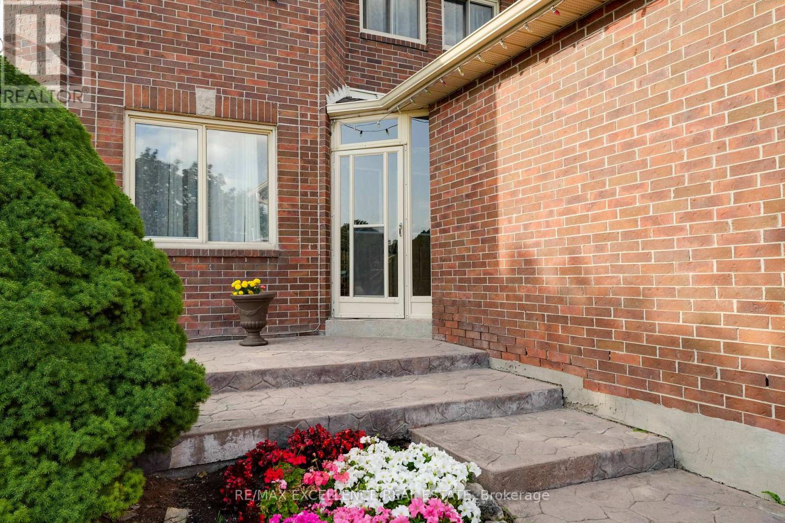 99 Castlehill Road, Brampton, Ontario  L6X 4C3 - Photo 4 - W12417623