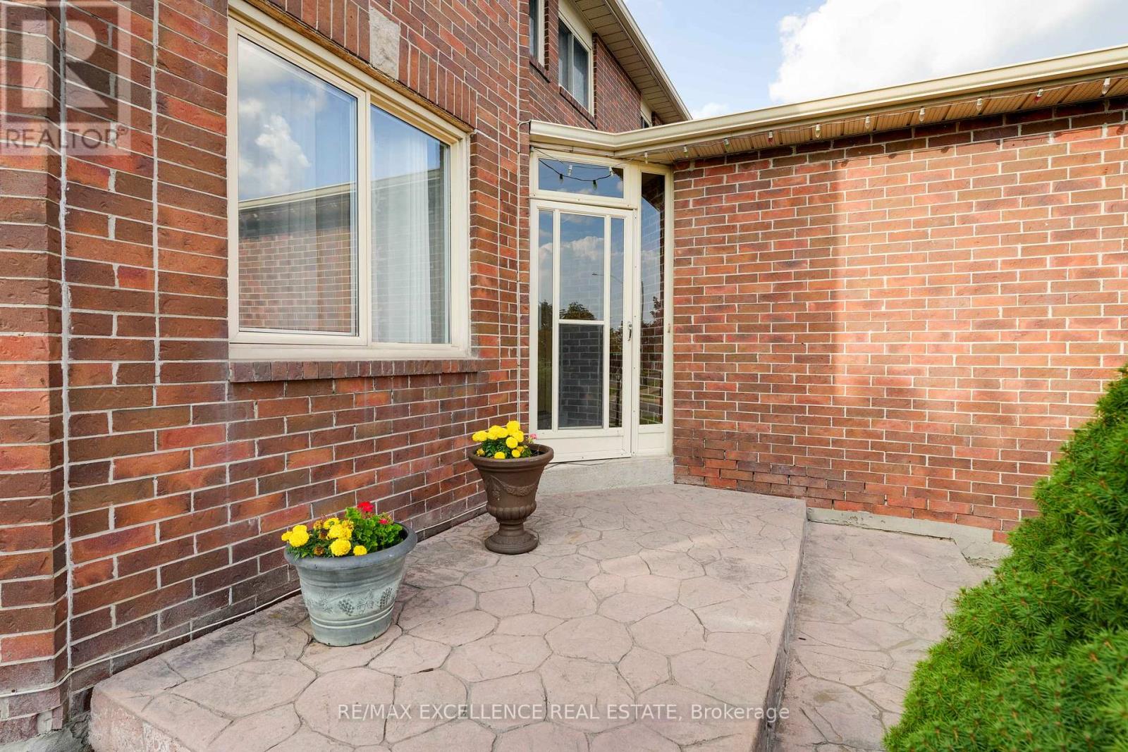 99 Castlehill Road, Brampton, Ontario  L6X 4C3 - Photo 5 - W12417623