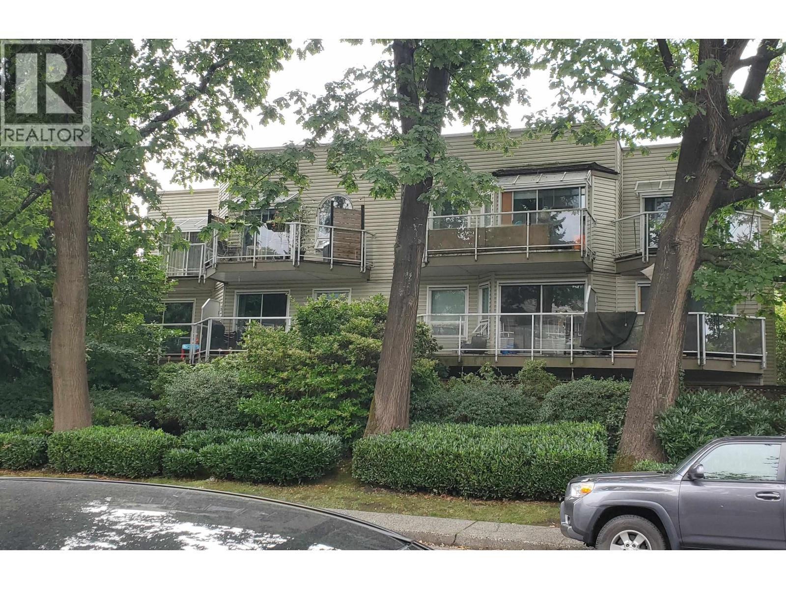 302 827 W 16 STREET, North Vancouver, British Columbia