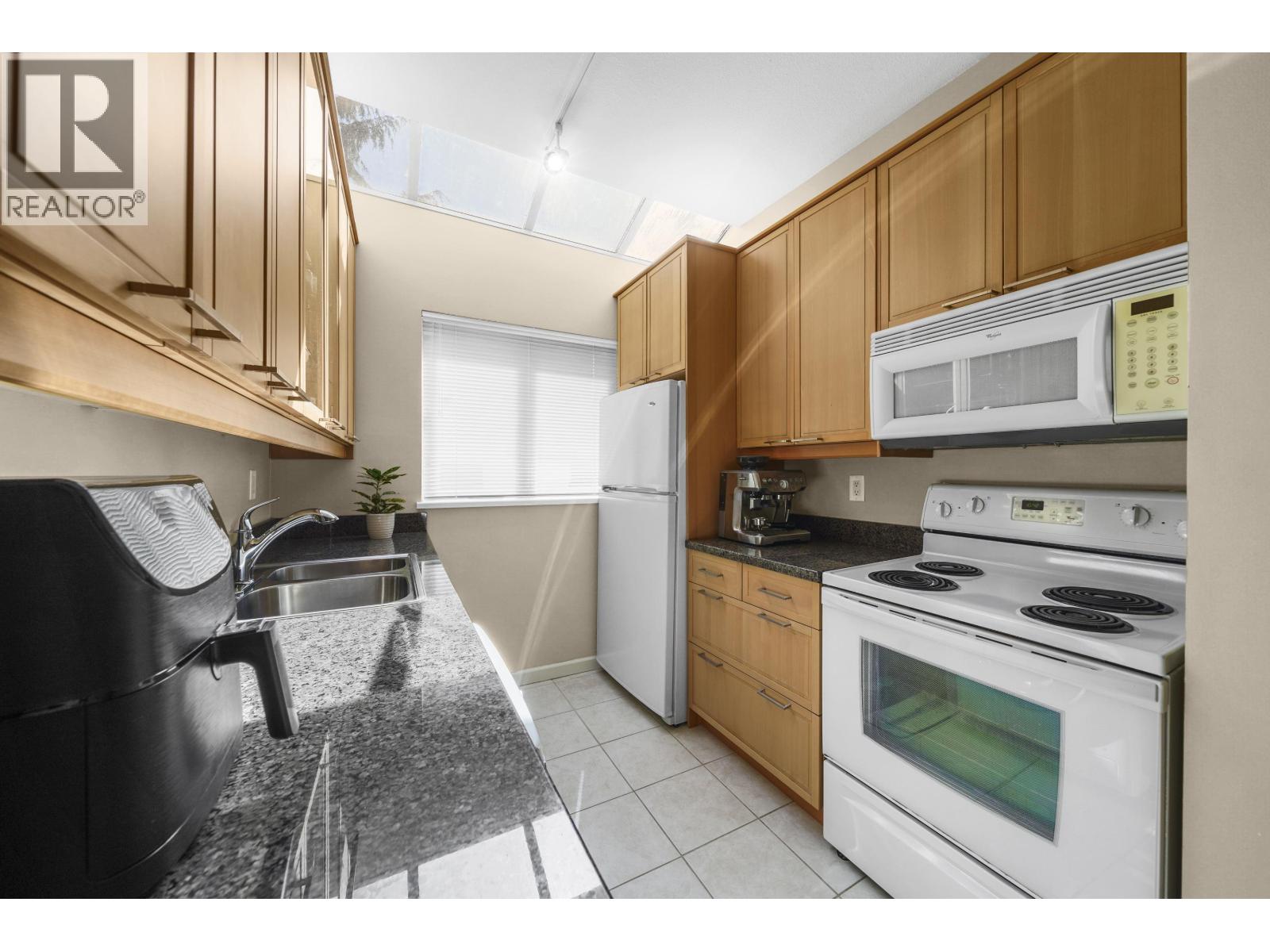 302 827 W 16 Street, North Vancouver, British Columbia  V7P 1R2 - Photo 6 - R3026603