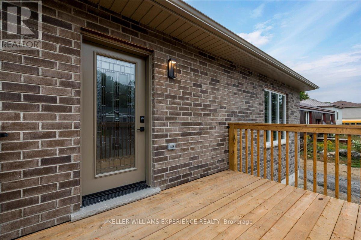 145 Pine Street W, Gravenhurst, Ontario  P1P 1B1 - Photo 2 - X12401478