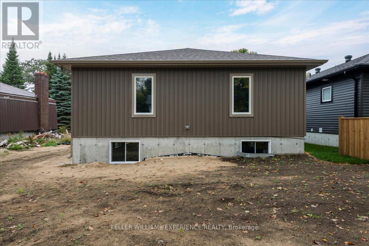 145 Pine Street W, Gravenhurst, Ontario  P1P 1B1 - Photo 12 - X12401478