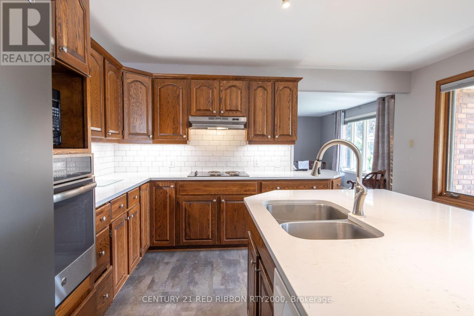 51 Queen Street, Strathroy-Caradoc, Ontario  N7G 2H5 - Photo 6 - X12423645