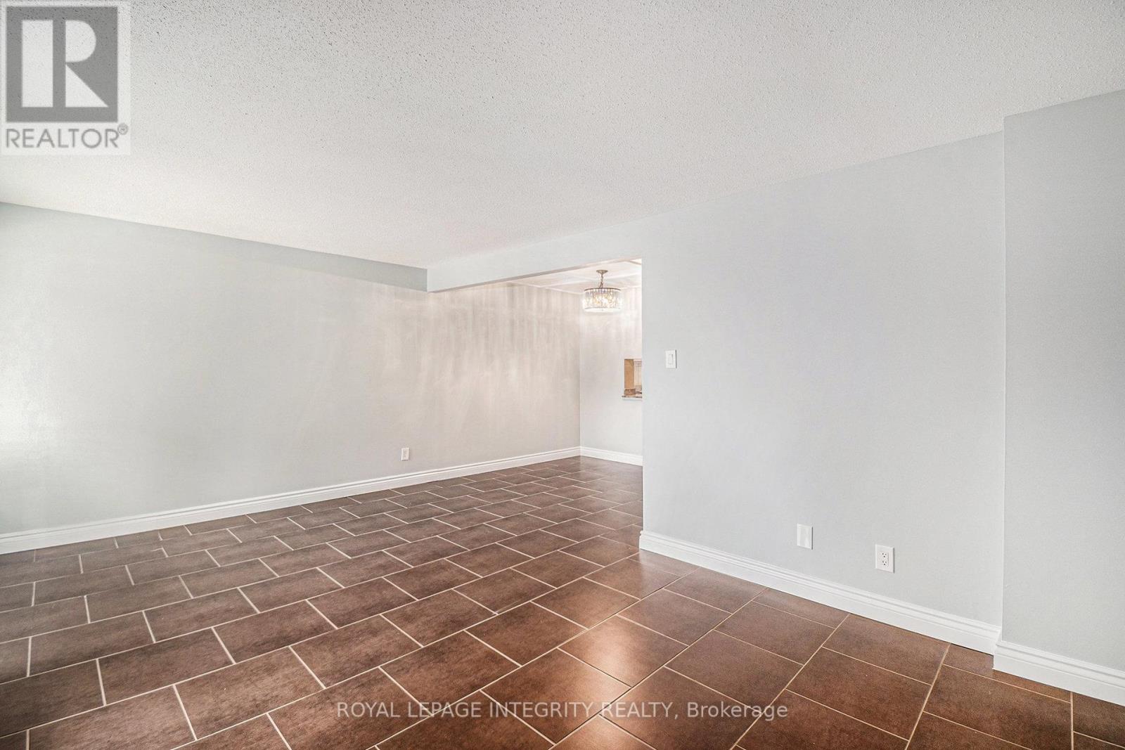 913j Elmsmere Road, Ottawa, Ontario  K1J 8G4 - Photo 7 - X12423661
