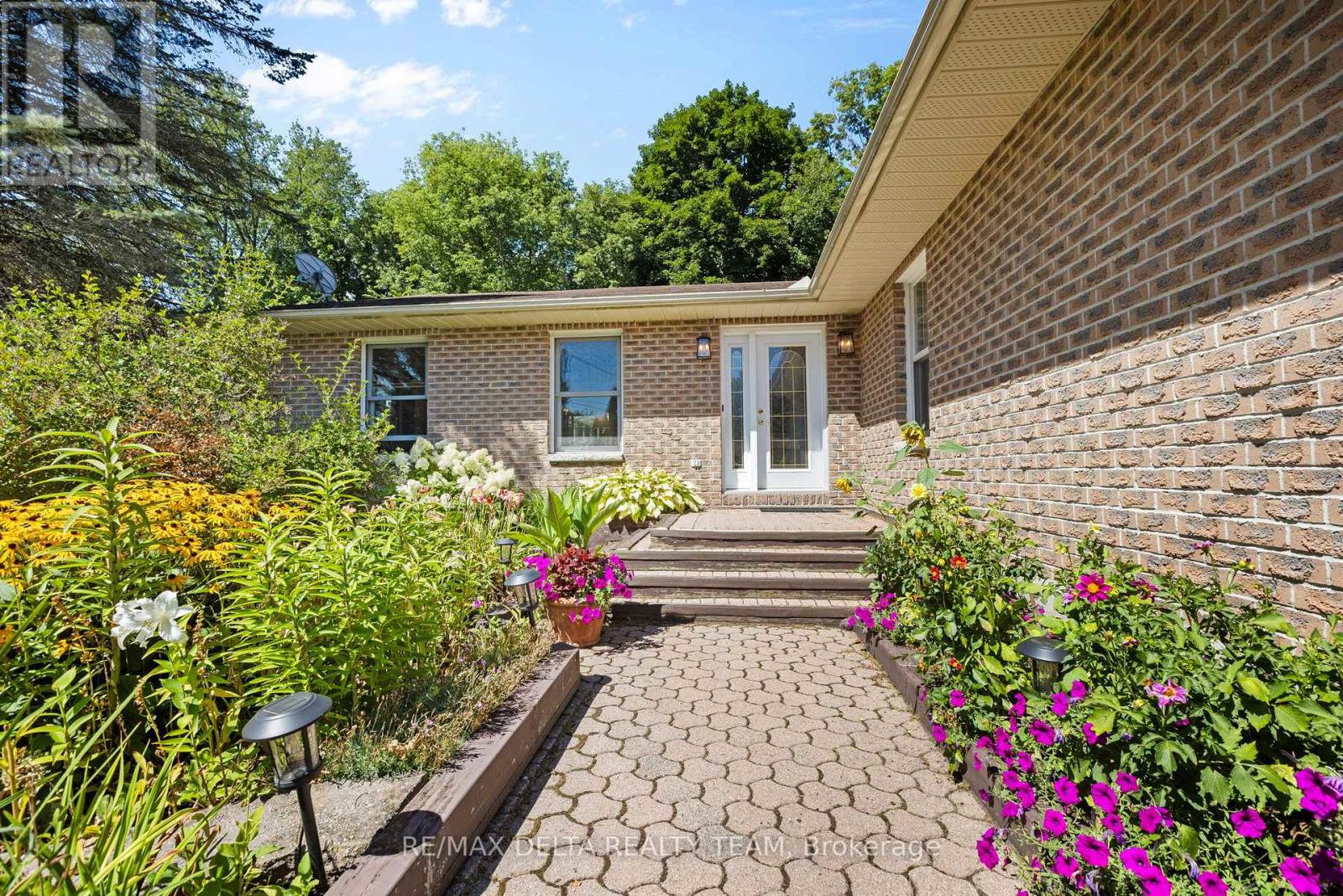 9 Lasalle Street, Clarence-Rockland, Ontario  K4K 1K7 - Photo 3 - X12423690