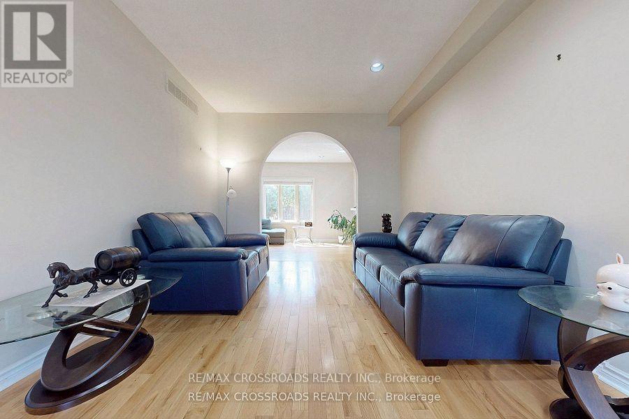 63 Baynards Lane, Richmond Hill, Ontario  L4C 9B6 - Photo 4 - N12423429