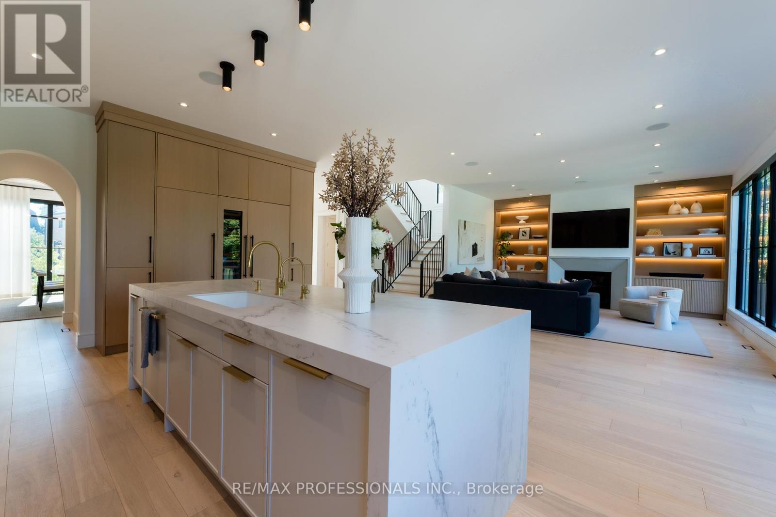 229 Tweedsdale Crescent, Oakville (Sw Southwest), Ontario  L6L 4P8 - Photo 11 - W12423496