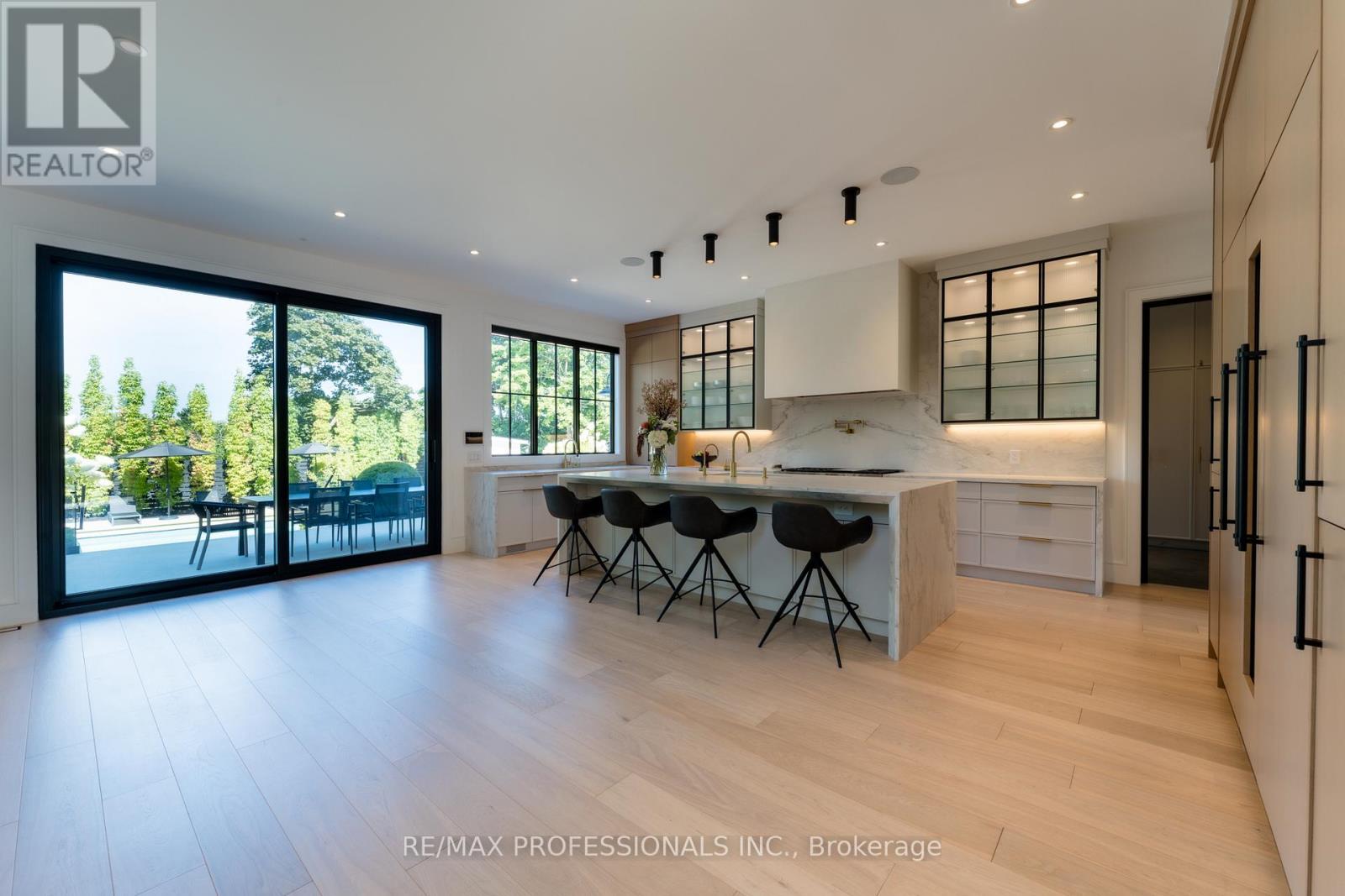 229 Tweedsdale Crescent, Oakville (Sw Southwest), Ontario  L6L 4P8 - Photo 8 - W12423496