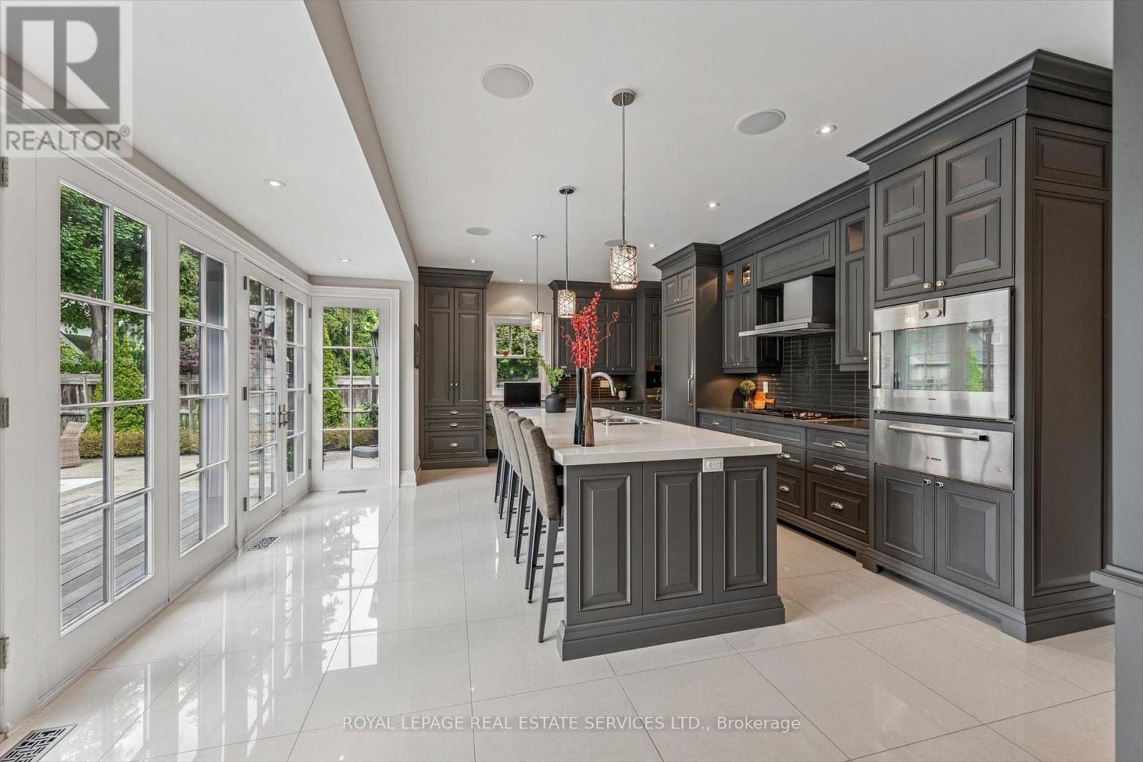 335 Lakeshore Road W, Oakville, Ontario  L6K 1G3 - Photo 17 - W12423548