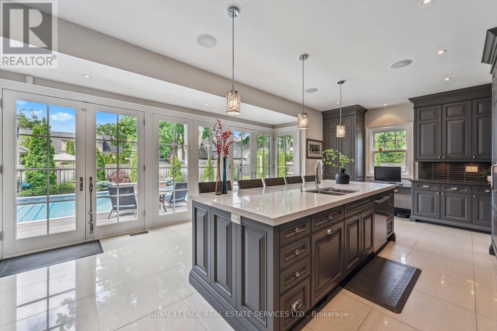 335 Lakeshore Road W, Oakville, Ontario  L6K 1G3 - Photo 18 - W12423548
