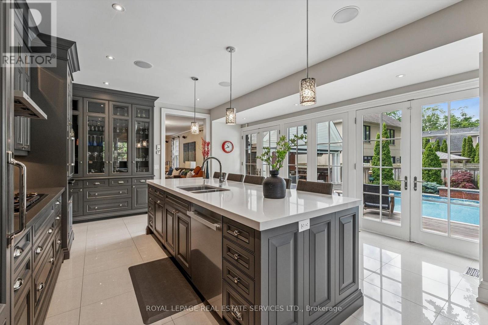 335 Lakeshore Road W, Oakville, Ontario  L6K 1G3 - Photo 20 - W12423548