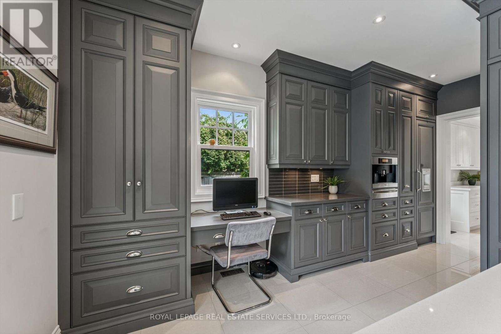 335 Lakeshore Road W, Oakville, Ontario  L6K 1G3 - Photo 21 - W12423548