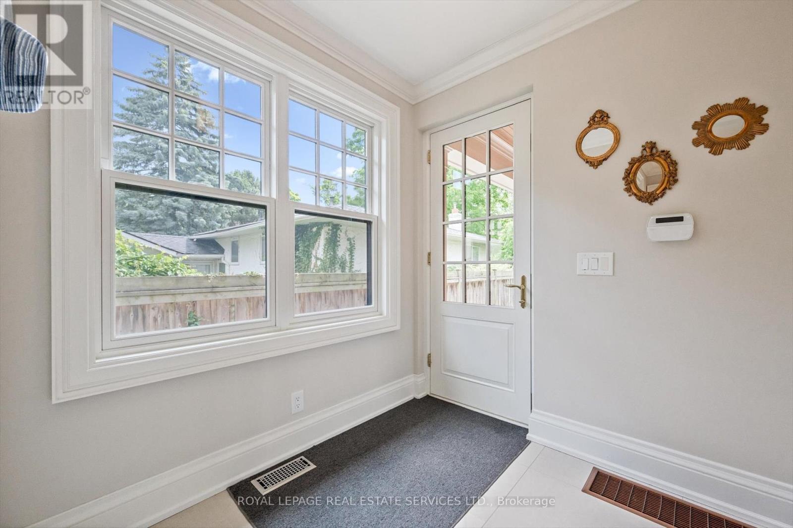 335 Lakeshore Road W, Oakville, Ontario  L6K 1G3 - Photo 23 - W12423548