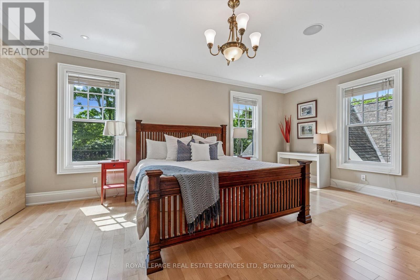 335 Lakeshore Road W, Oakville, Ontario  L6K 1G3 - Photo 24 - W12423548