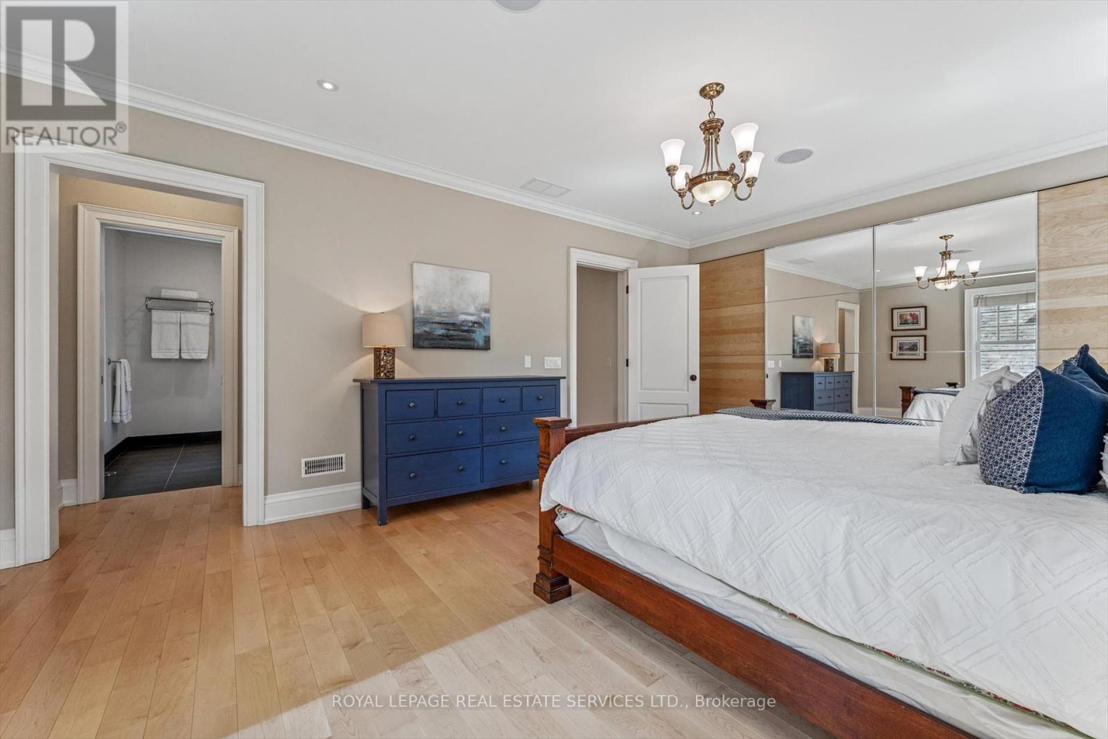 335 Lakeshore Road W, Oakville, Ontario  L6K 1G3 - Photo 26 - W12423548