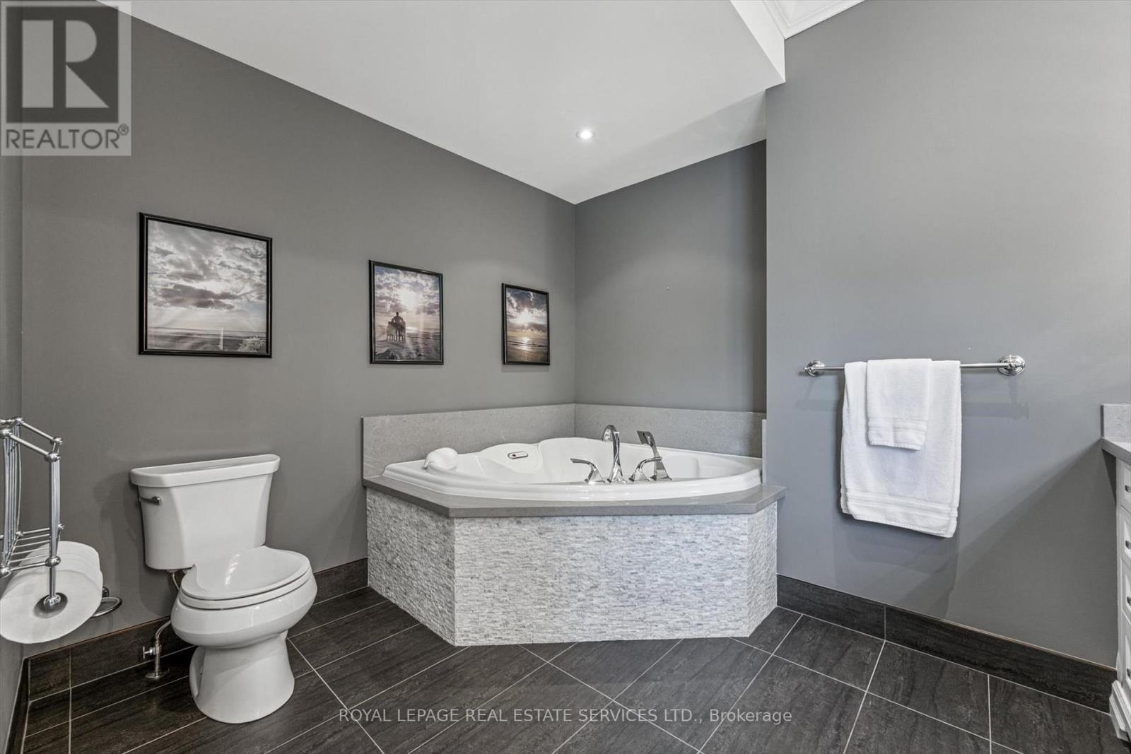 335 Lakeshore Road W, Oakville, Ontario  L6K 1G3 - Photo 28 - W12423548