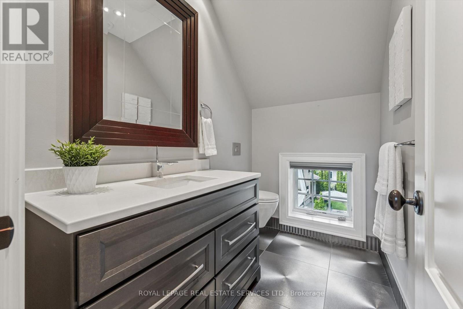 335 Lakeshore Road W, Oakville, Ontario  L6K 1G3 - Photo 38 - W12423548