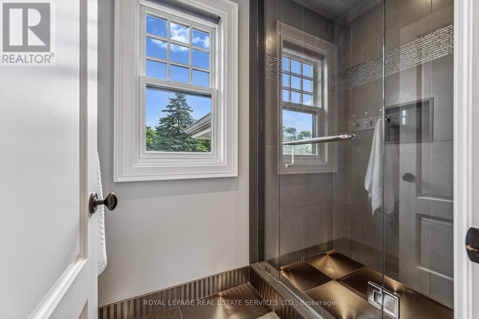 335 Lakeshore Road W, Oakville, Ontario  L6K 1G3 - Photo 39 - W12423548