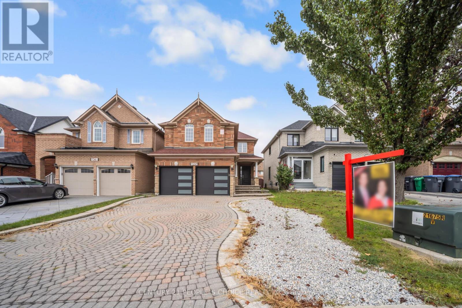 7059 Magistrate Terrace, Mississauga, Ontario  L5W 1E5 - Photo 3 - W12423591