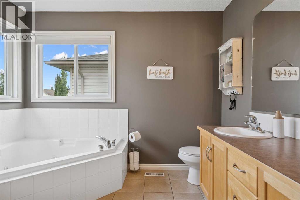 241 Westmount Crescent, Okotoks, Alberta  T1S 2J2 - Photo 29 - A2254135