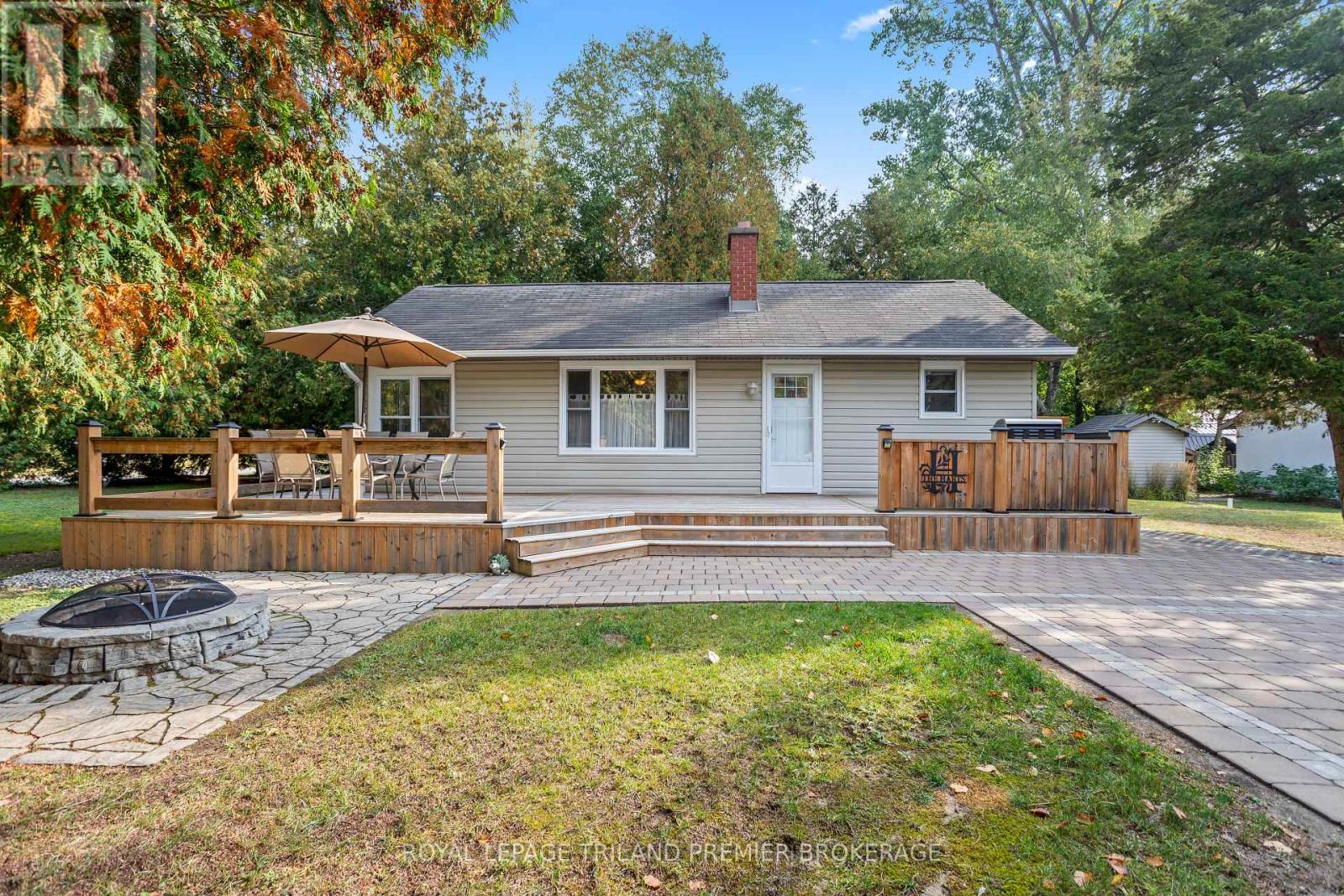 9632 Beachway Drive, Lambton Shores, Ontario  N0N 1J3 - Photo 1 - X12423784