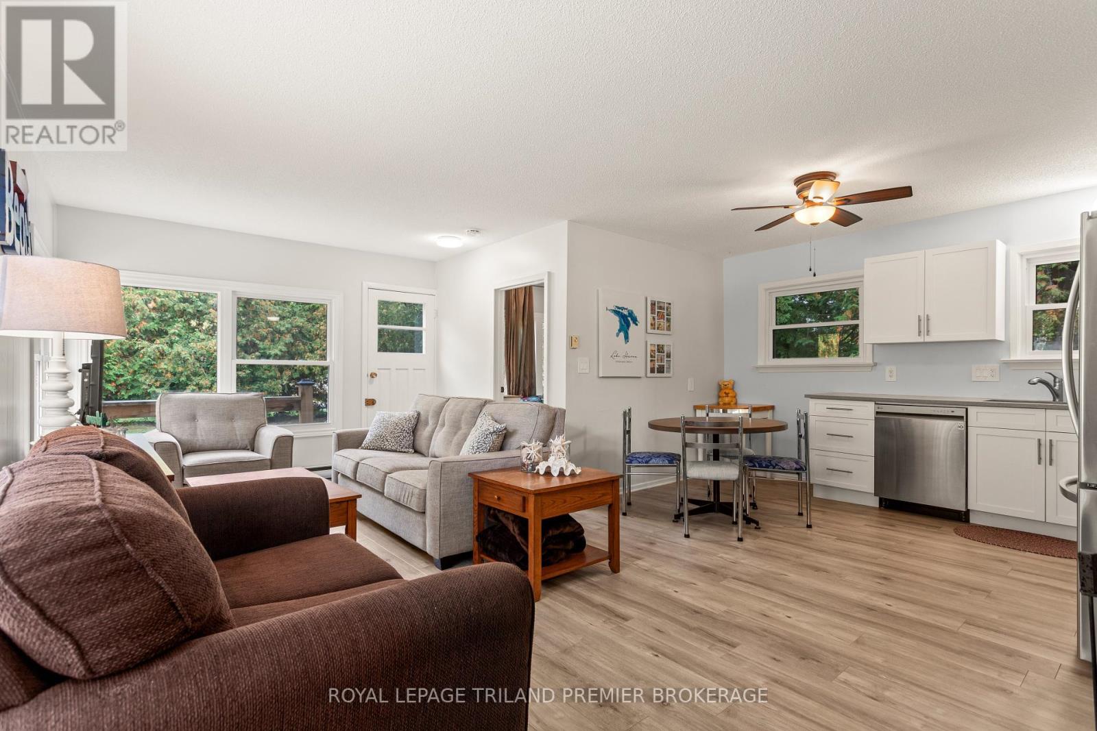 9632 Beachway Drive, Lambton Shores, Ontario  N0N 1J3 - Photo 2 - X12423784