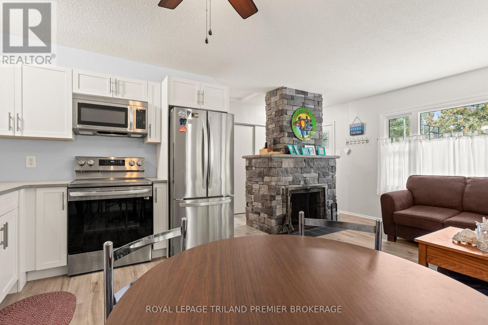 9632 Beachway Drive, Lambton Shores, Ontario  N0N 1J3 - Photo 3 - X12423784