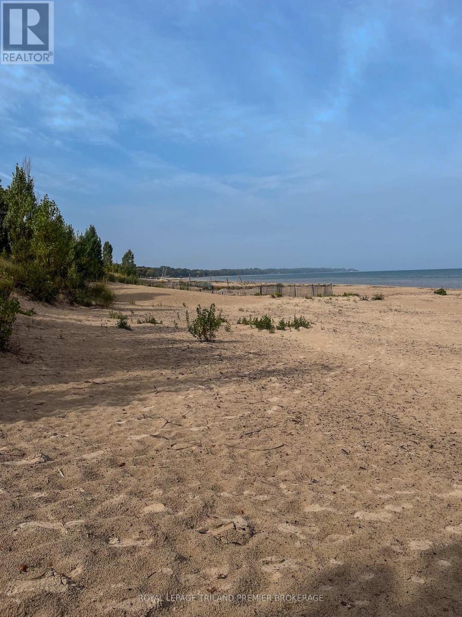 9632 Beachway Drive, Lambton Shores, Ontario  N0N 1J3 - Photo 30 - X12423784