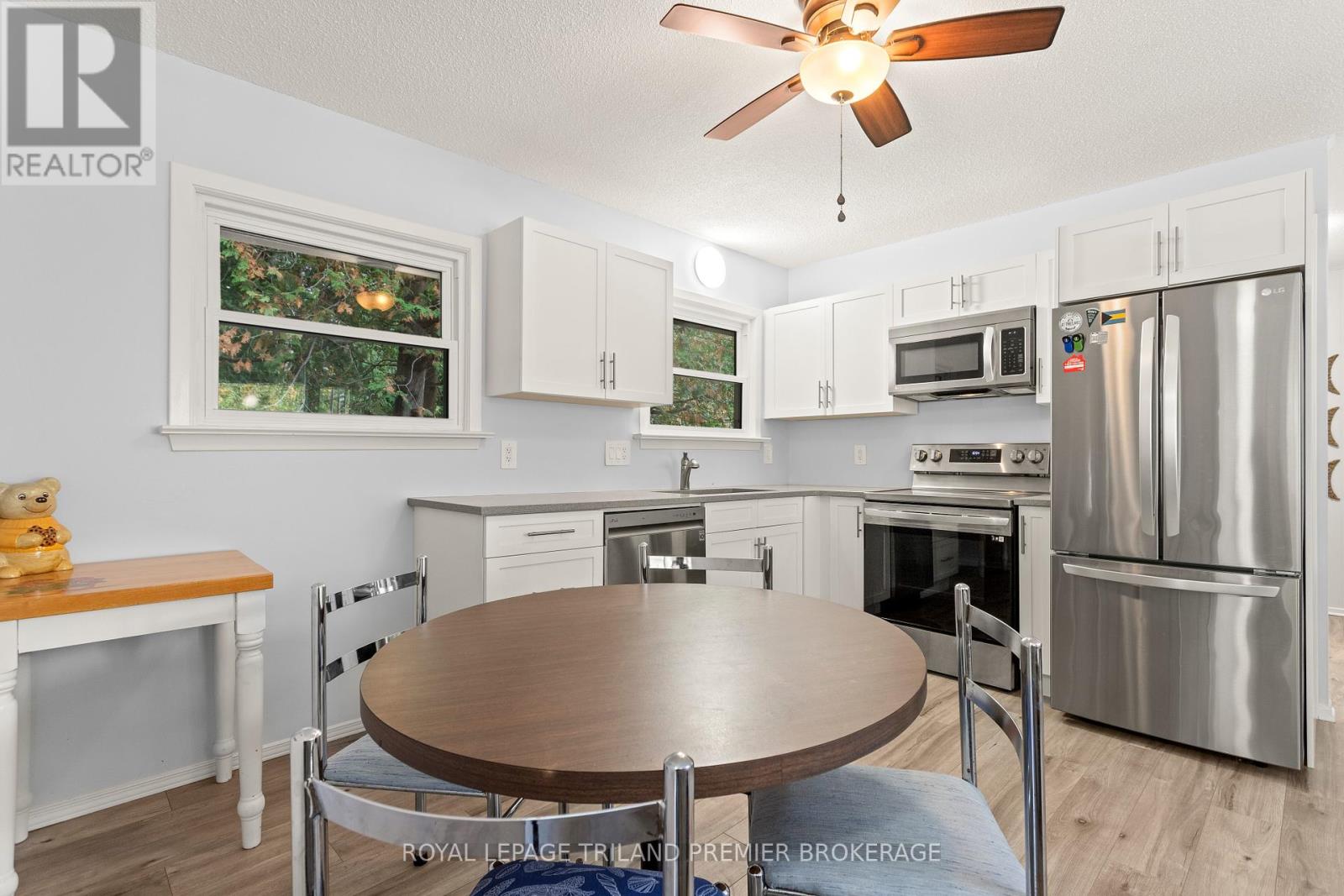 9632 Beachway Drive, Lambton Shores, Ontario  N0N 1J3 - Photo 4 - X12423784