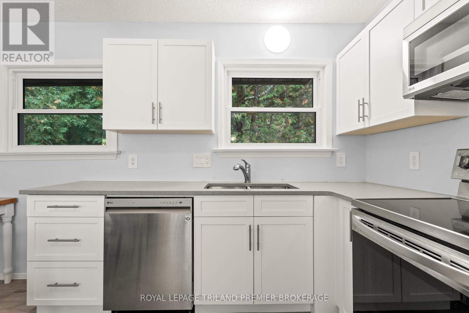 9632 Beachway Drive, Lambton Shores, Ontario  N0N 1J3 - Photo 6 - X12423784