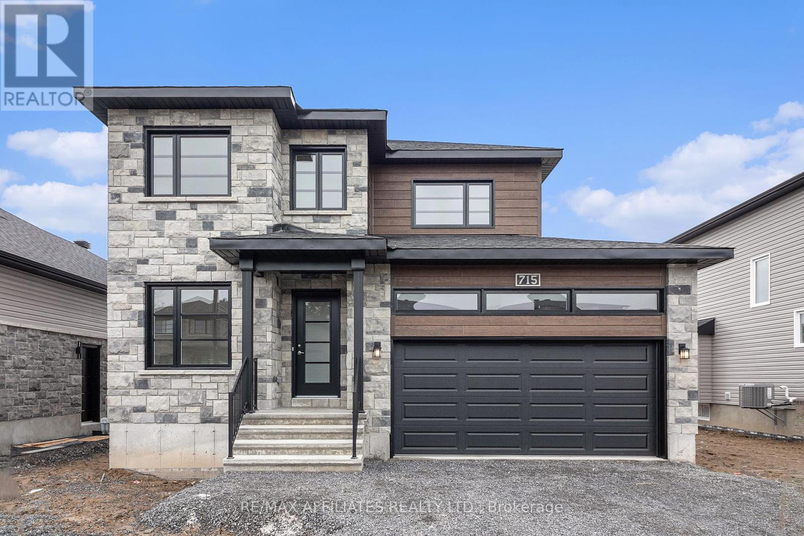 615 Geneva Crescent, Russell, Ontario  K0A 1W0 - Photo 2 - X12423830