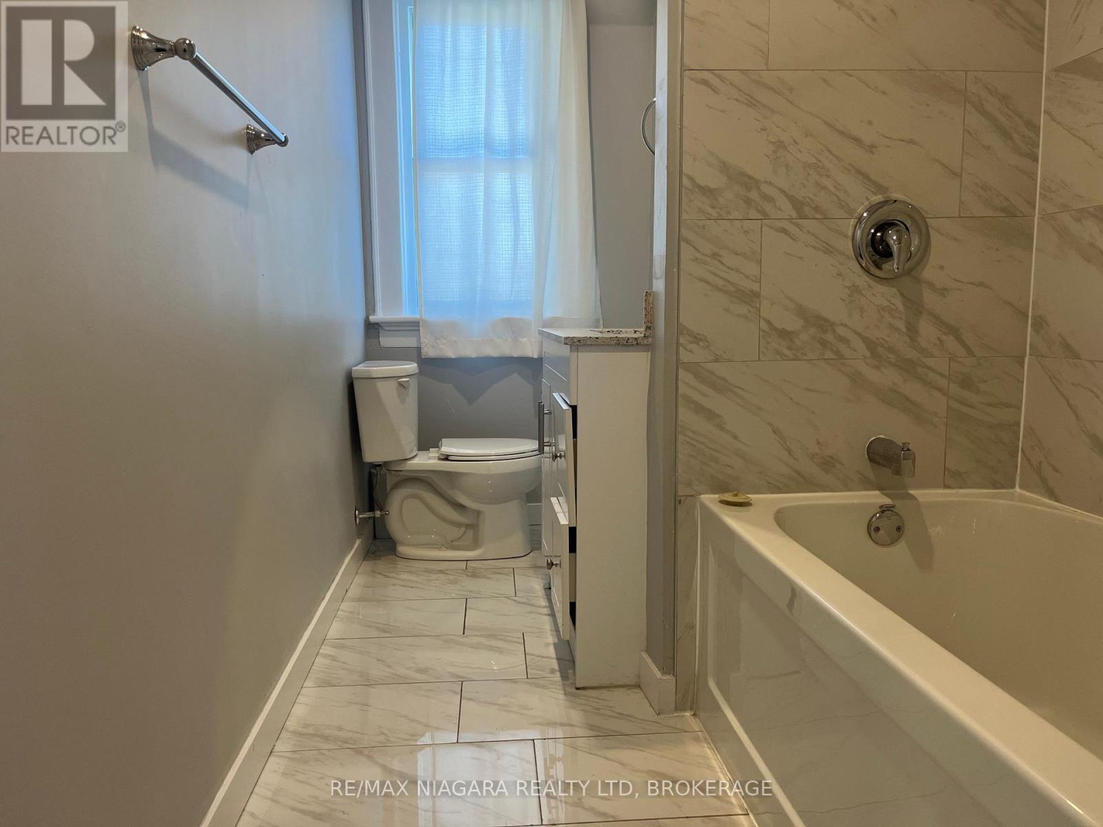 Upper Unit - 156 Bell Street, Port Colborne (Killaly East), Ontario  L3K 1H8 - Photo 5 - X12423711