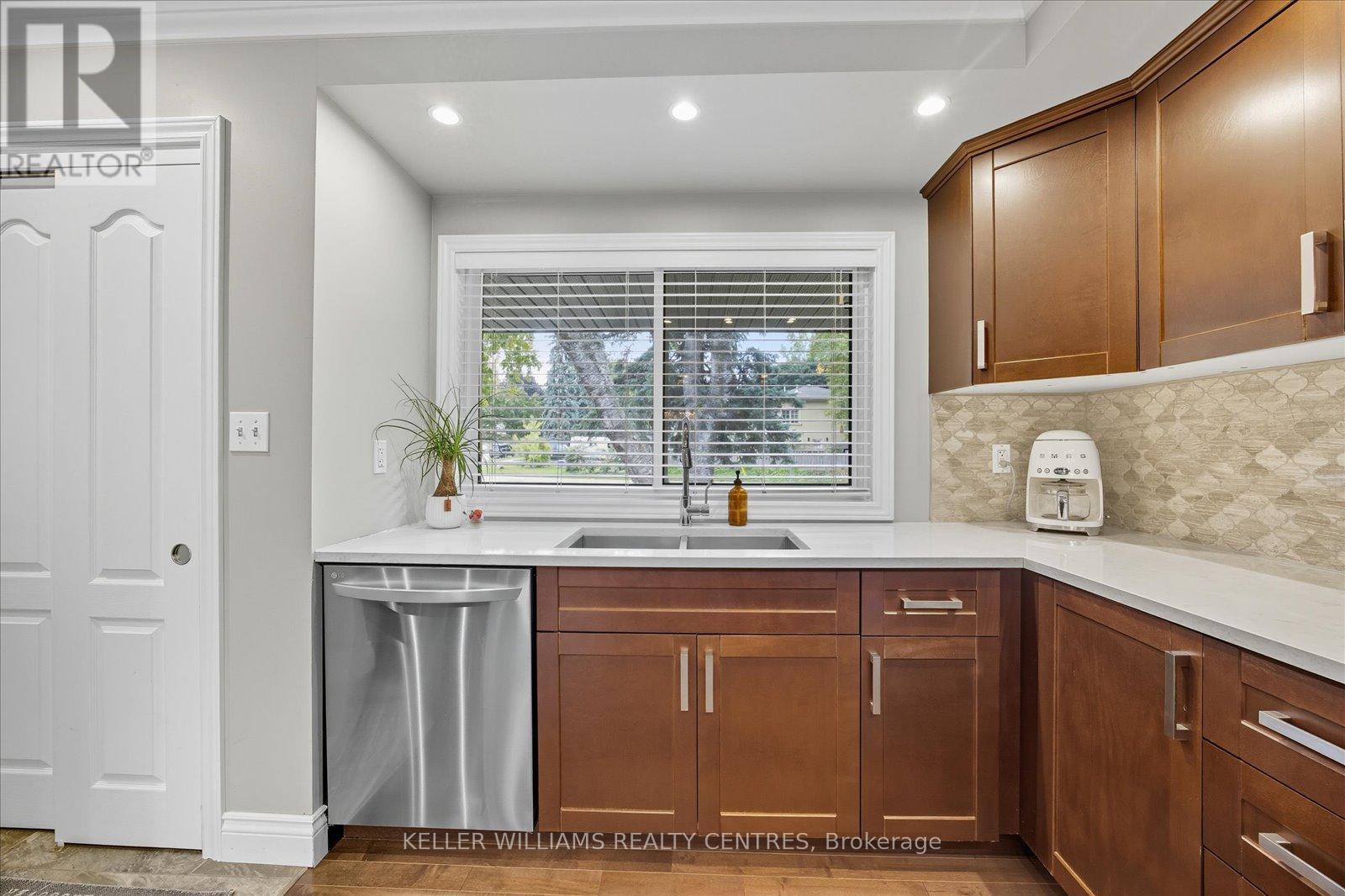 261 Queen Street, Newmarket, Ontario  L3Y 2G1 - Photo 17 - N12423651