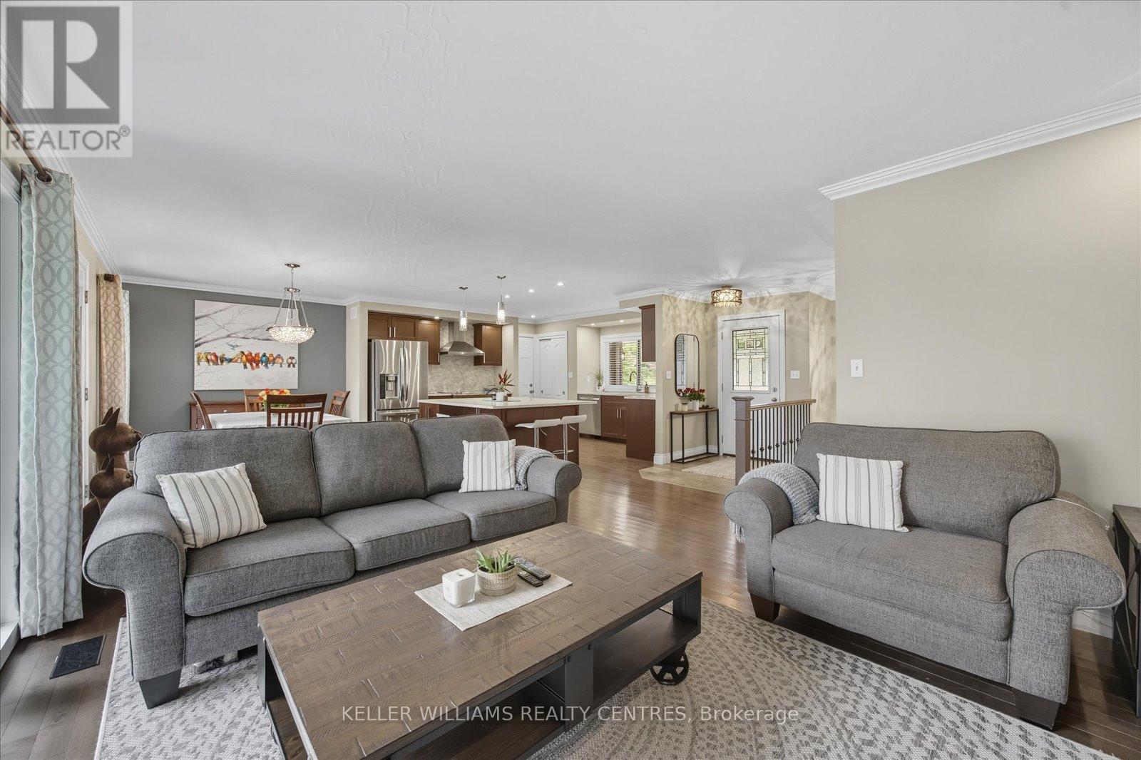 261 Queen Street, Newmarket, Ontario  L3Y 2G1 - Photo 9 - N12423651