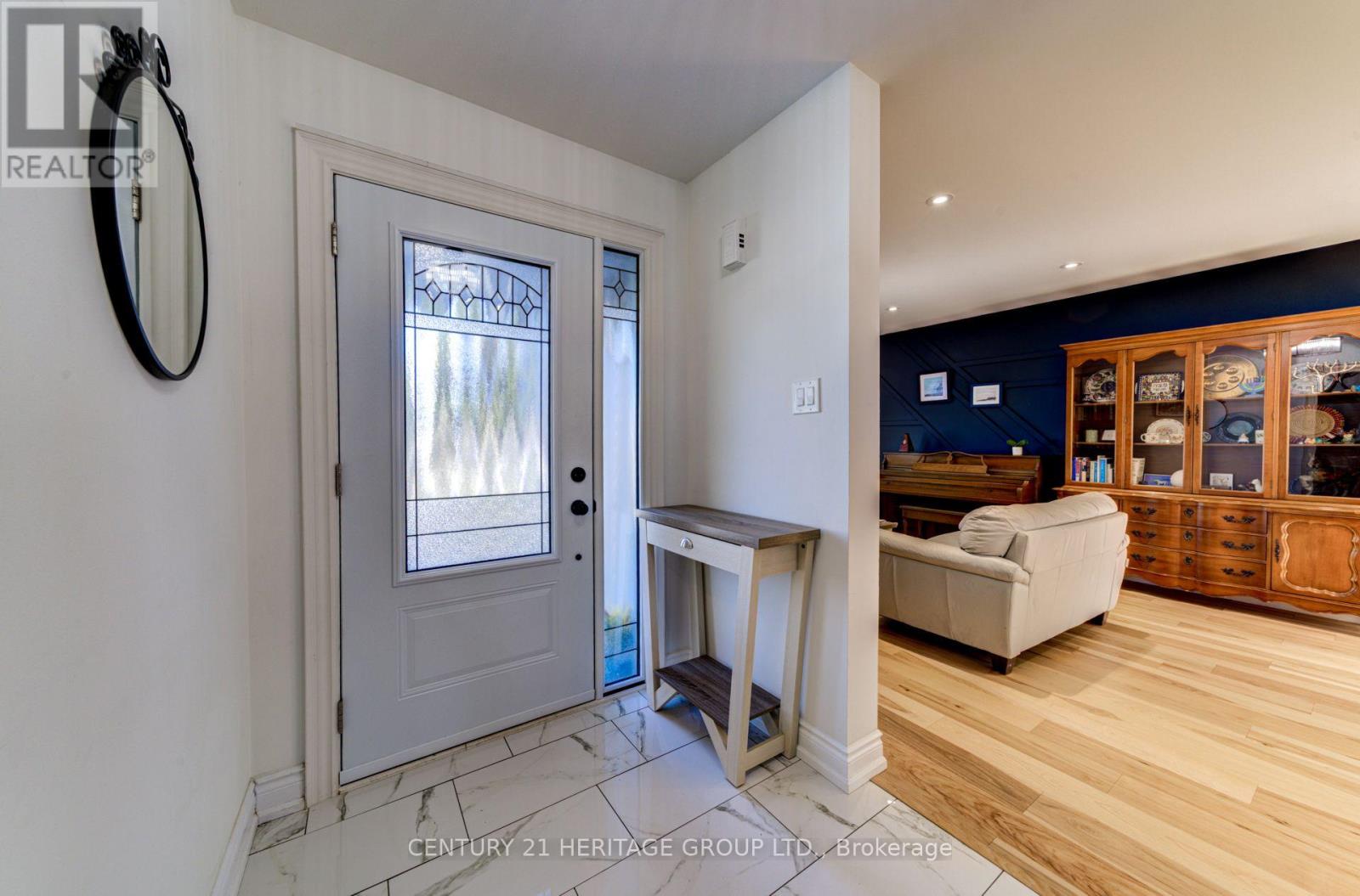 1900 Applewood Avenue, Innisfil, Ontario  L9S 1W2 - Photo 3 - N12423678
