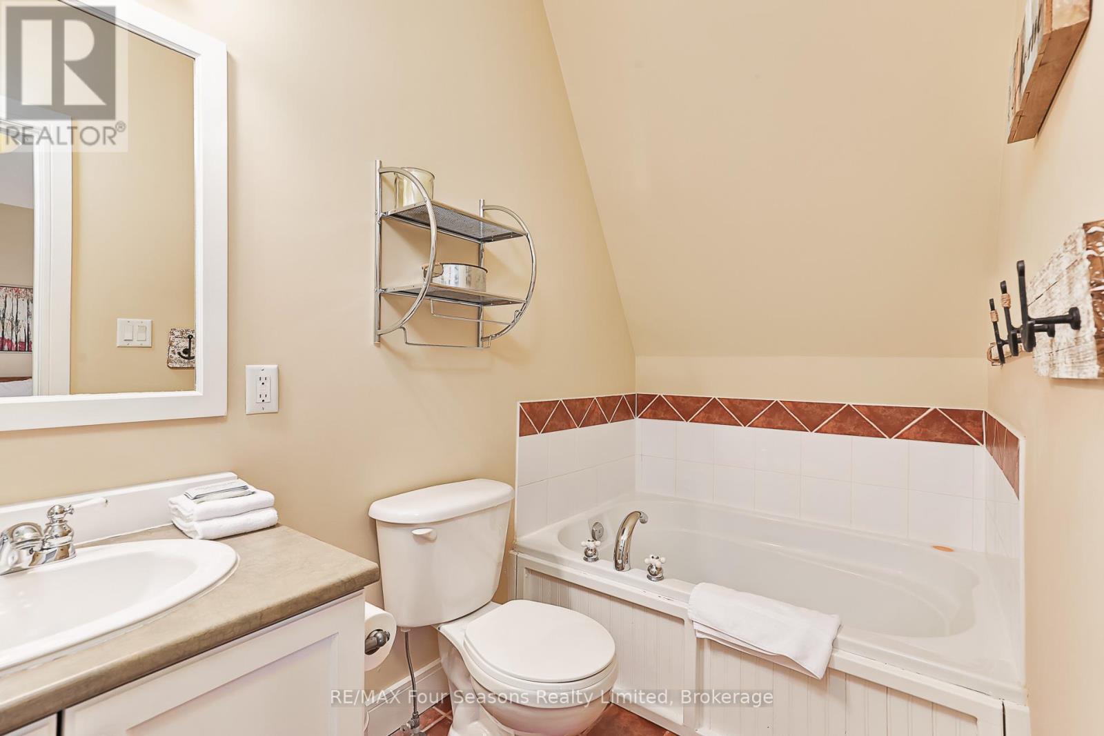 225 - 170 Snowbridge Way N, Blue Mountains, Ontario  N0H 2P0 - Photo 24 - X12423722