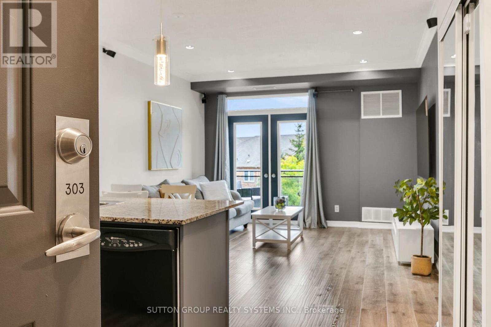 303 - 245 Dalesford Road, Toronto (Stonegate-Queensway), Ontario  M8Y 4H7 - Photo 2 - W12423606