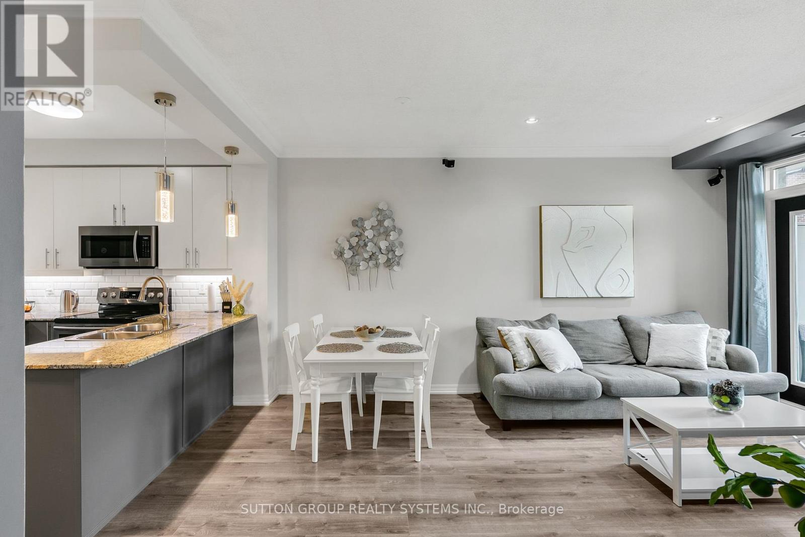 303 - 245 Dalesford Road, Toronto (Stonegate-Queensway), Ontario  M8Y 4H7 - Photo 3 - W12423606