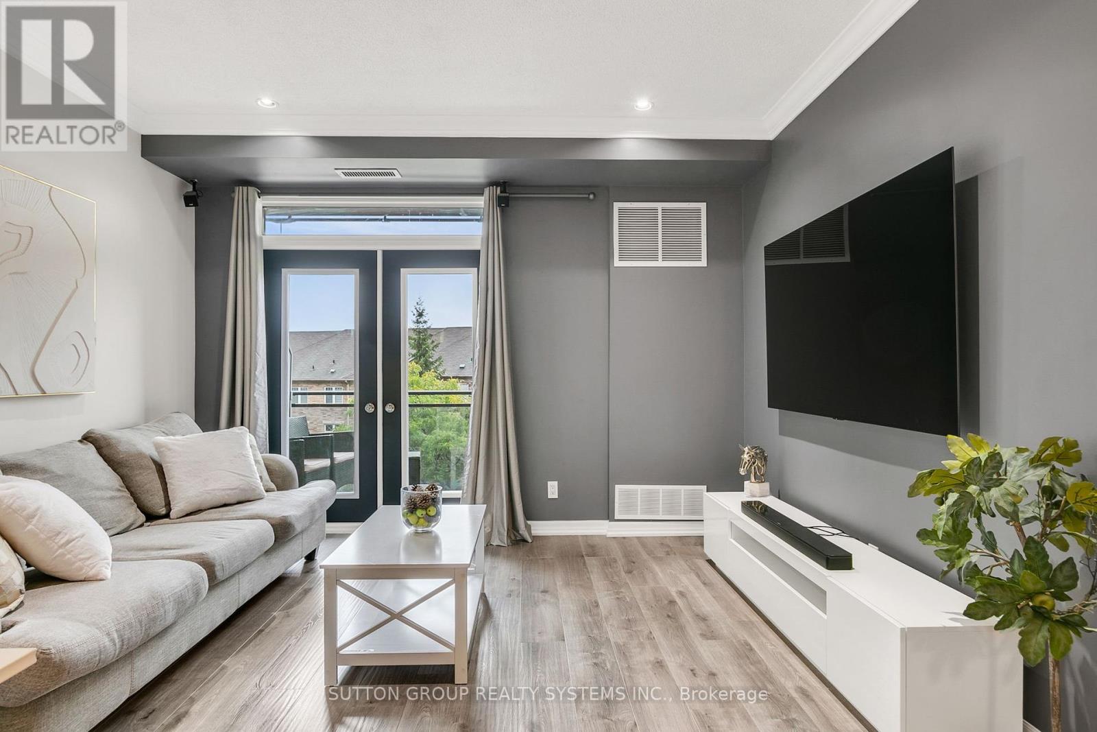 303 - 245 Dalesford Road, Toronto (Stonegate-Queensway), Ontario  M8Y 4H7 - Photo 5 - W12423606