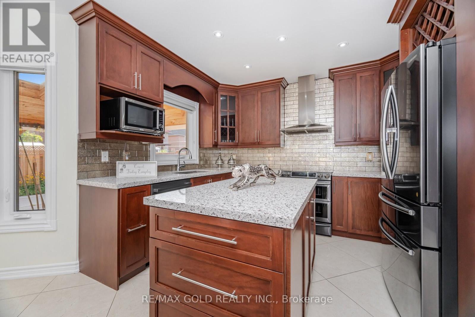 30 Golden Eagle Road, Brampton, Ontario  L6R 1Z4 - Photo 7 - W12423631