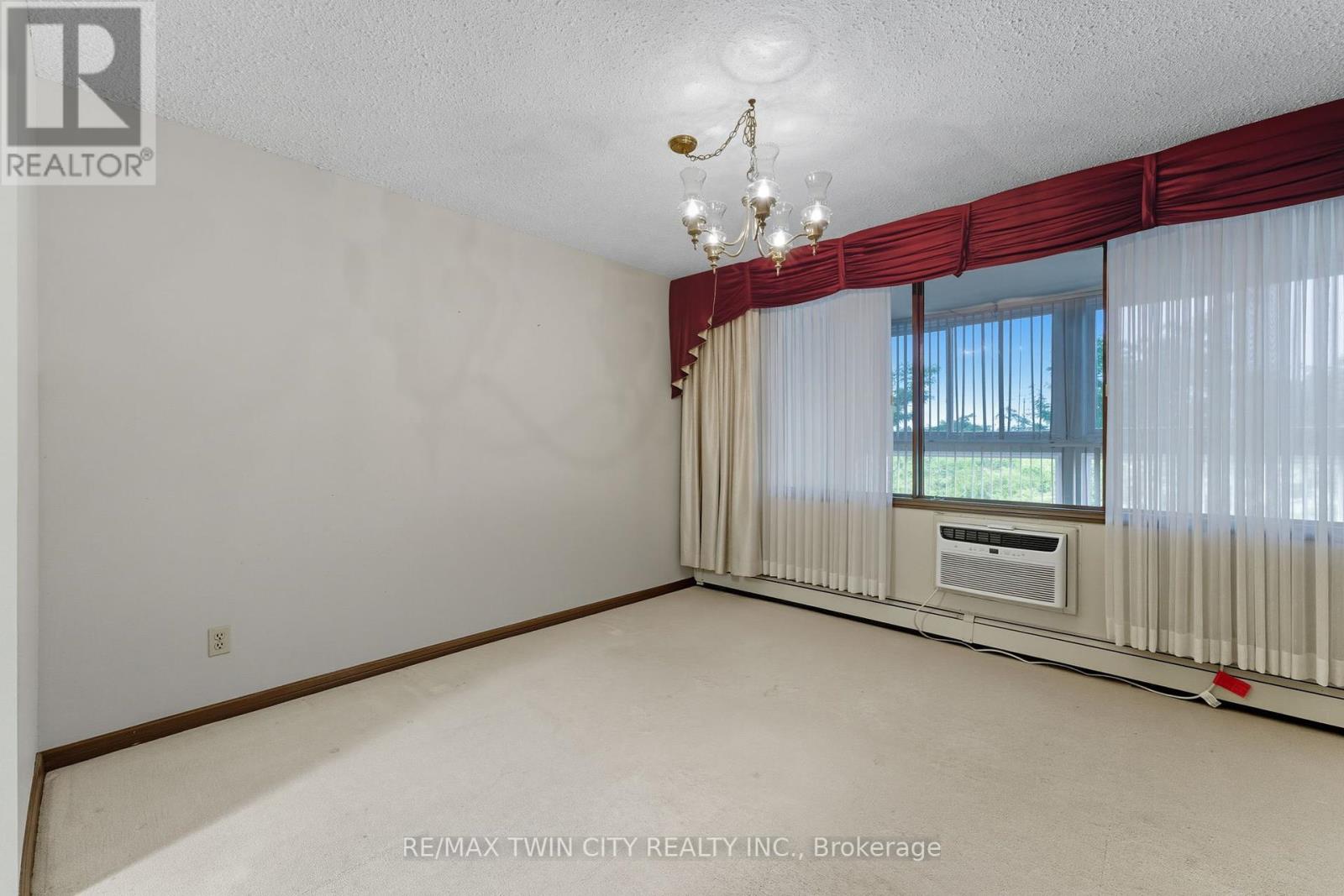 305 - 400 Champlain Boulevard, Cambridge, Ontario  N1R 7J6 - Photo 9 - X12423679