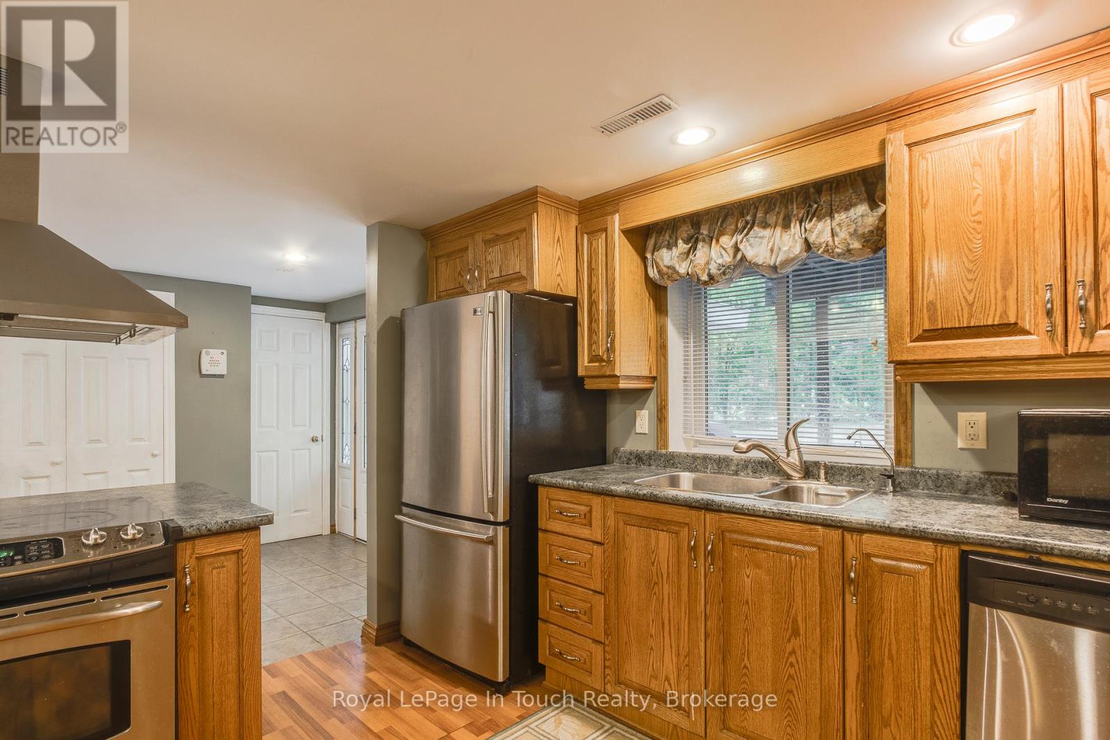 5 Gary Court, Tiny, Ontario  L9M 0H3 - Photo 6 - S12364216