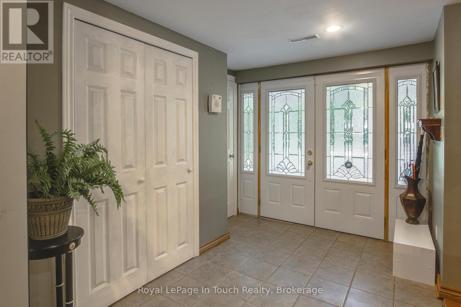 5 Gary Court, Tiny, Ontario  L9M 0H3 - Photo 2 - S12364216