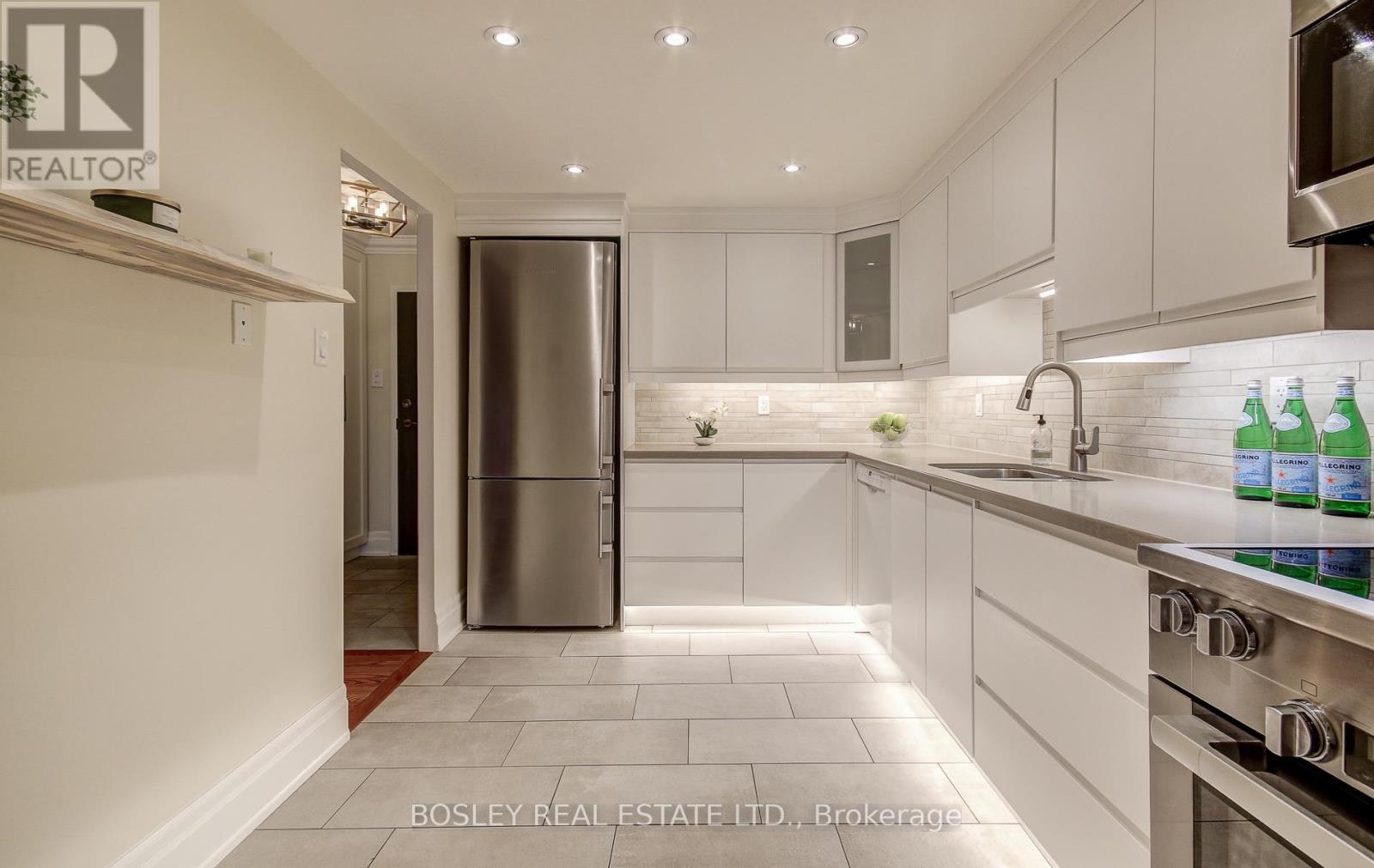 702 - 62 Wellesley Street W, Toronto, Ontario  M5S 2X3 - Photo 9 - C12423758