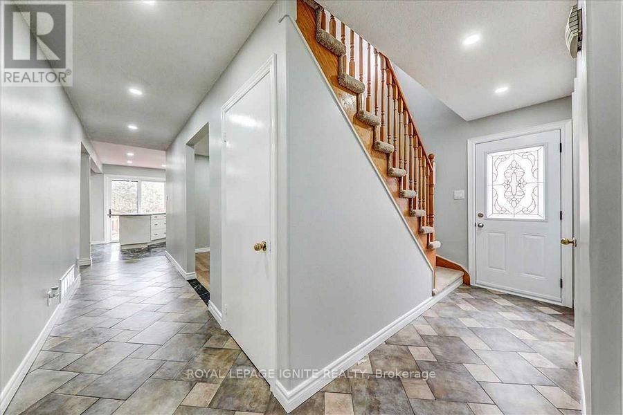 160 Twyn Rivers Drive, Pickering, Ontario  L1V 1E2 - Photo 2 - E12423829