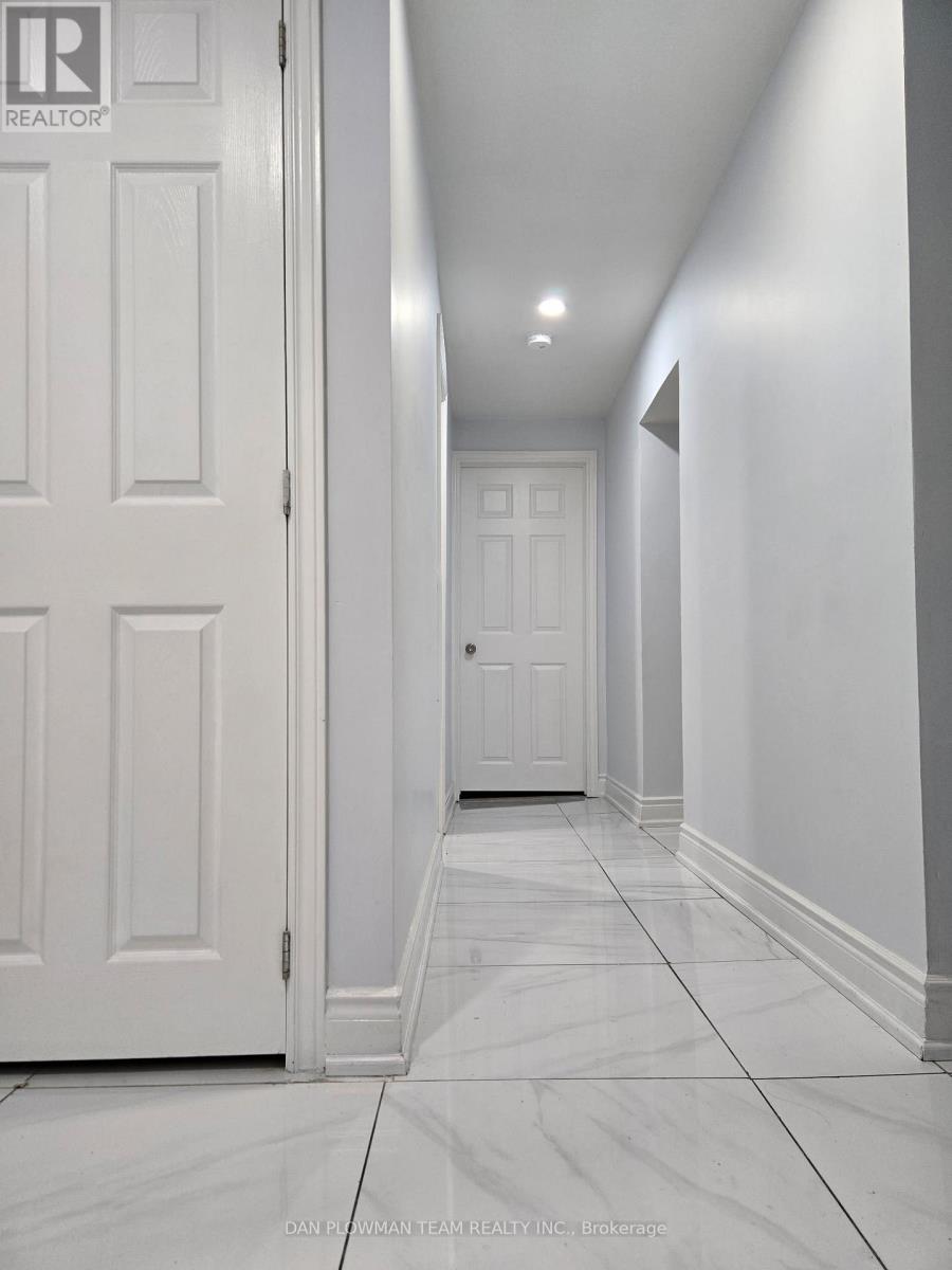 24 Wantanopa Crescent, Toronto, Ontario  M1H 2B3 - Photo 3 - E12422613