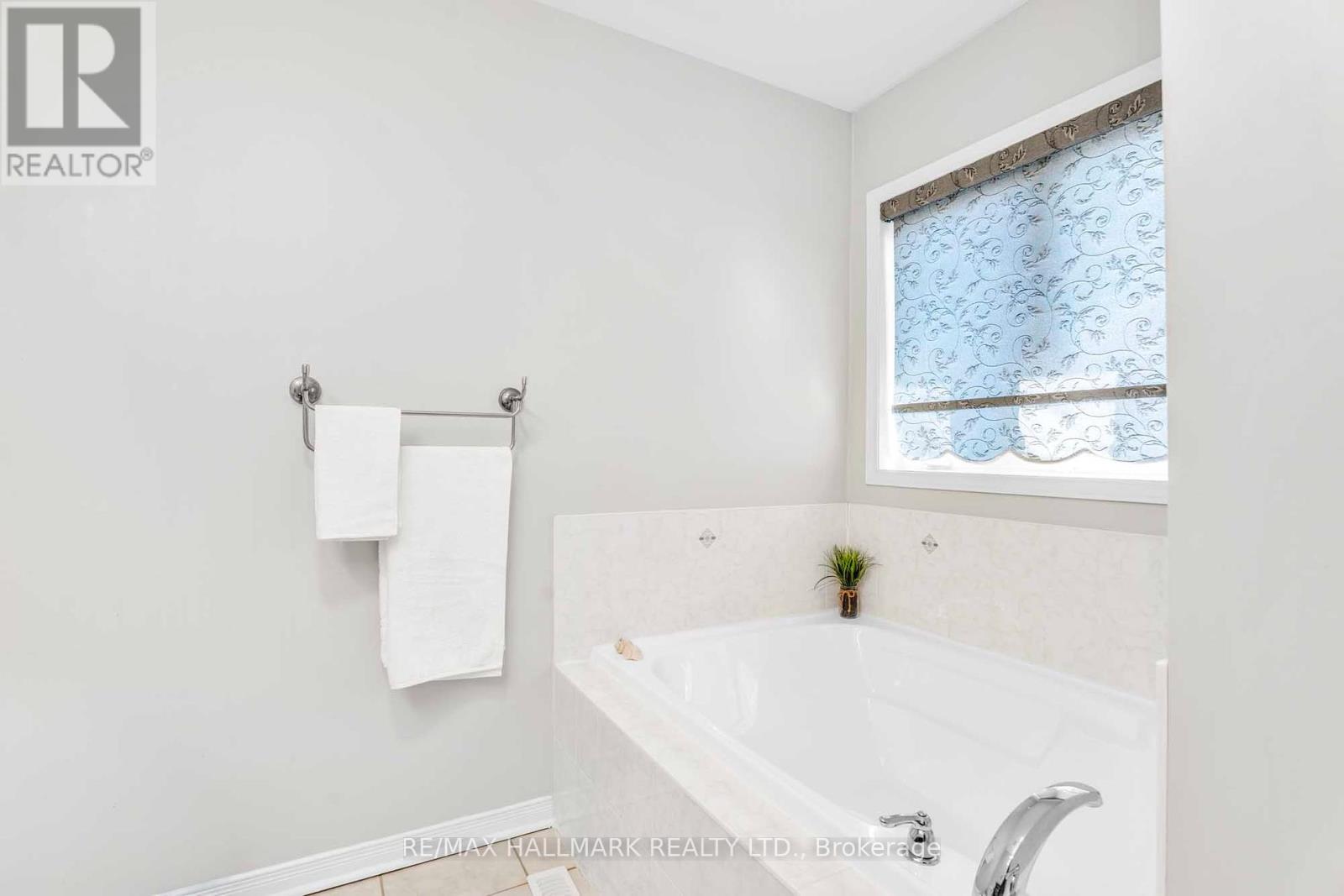 56 Westcliffe Crescent, Richmond Hill, Ontario  L4E 0S2 - Photo 25 - N12423813