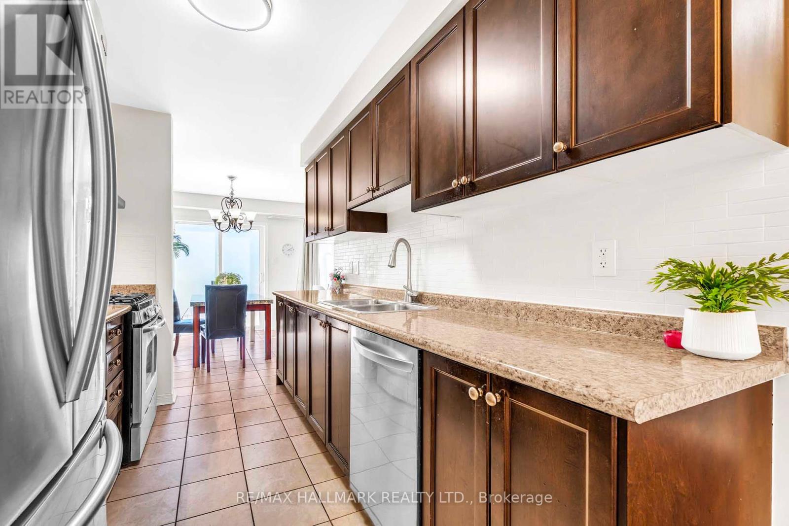 56 Westcliffe Crescent, Richmond Hill, Ontario  L4E 0S2 - Photo 5 - N12423813