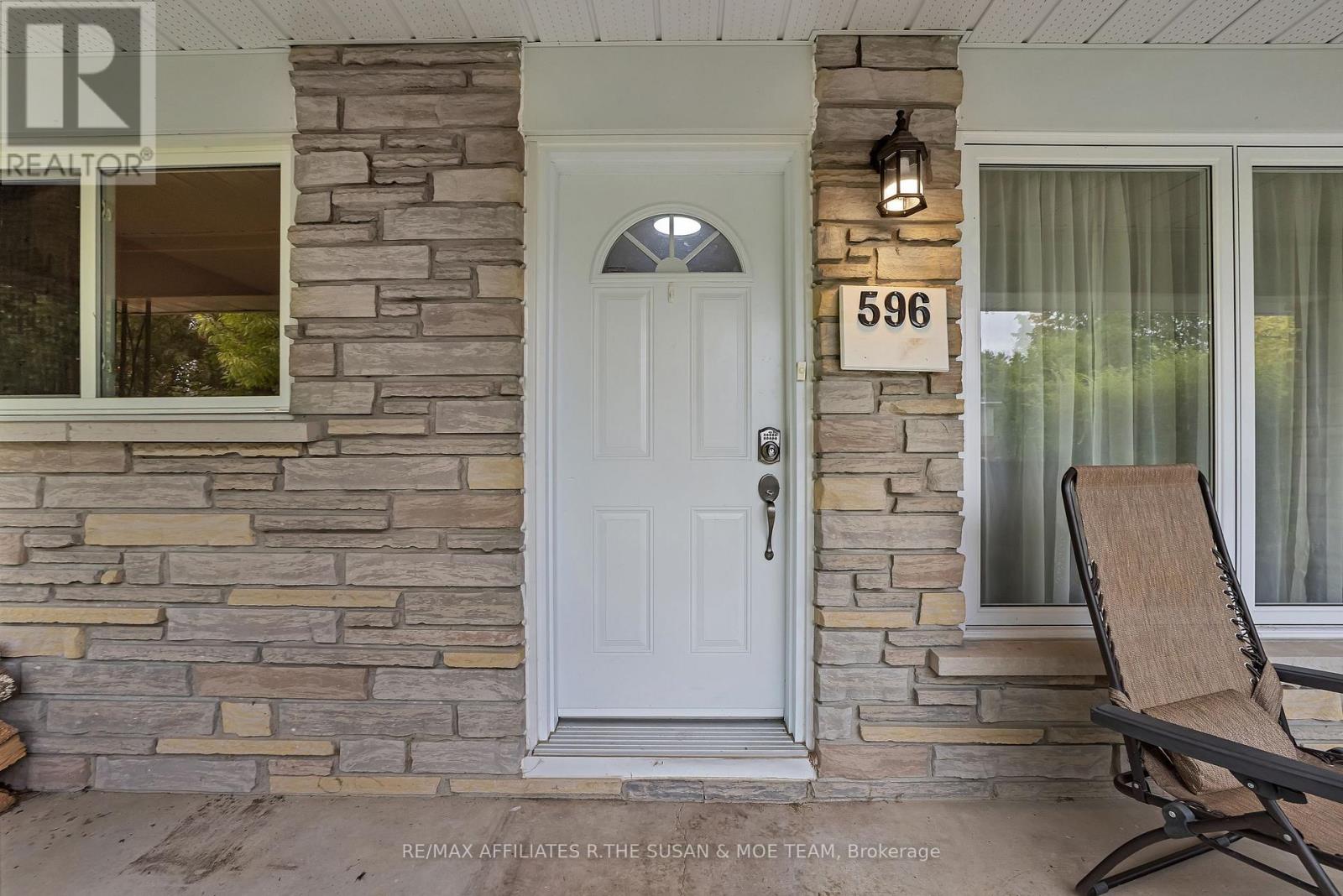 596 Dickinson Avenue, Ottawa, Ontario  K1V 7J4 - Photo 2 - X12423913